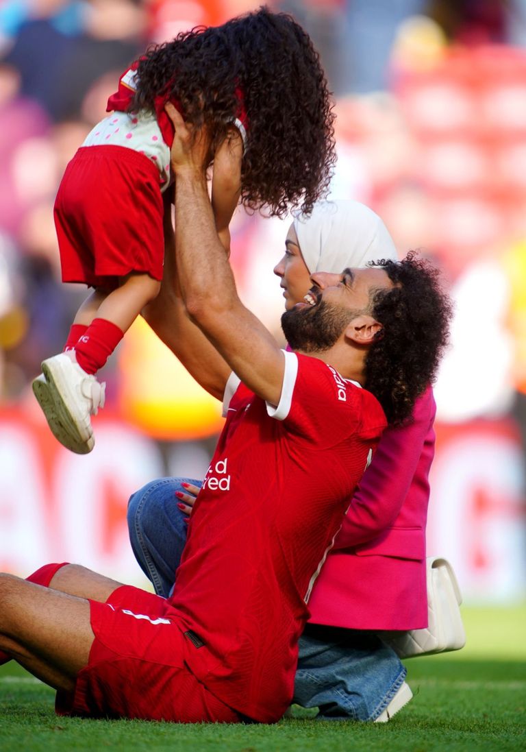 محمد صلاح نجم ليفربول مع عائلته محمد صلاح نجم ليفربول مع أسرته