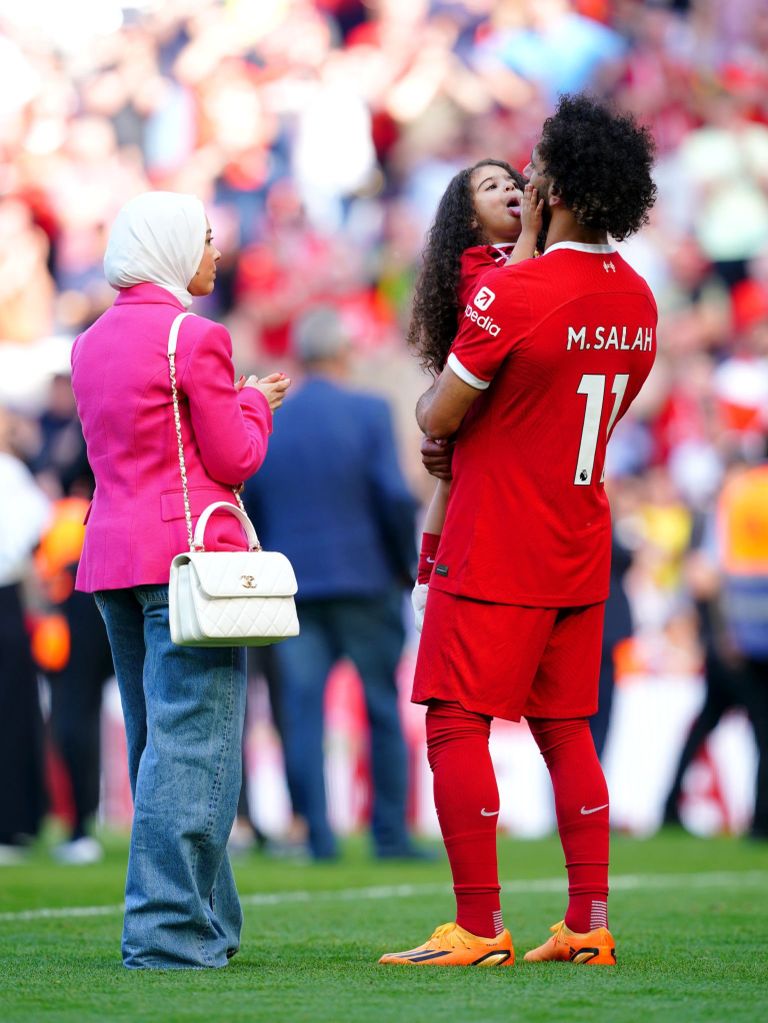 محمد صلاح نجم ليفربول مع عائلته محمد صلاح نجم ليفربول مع أسرته