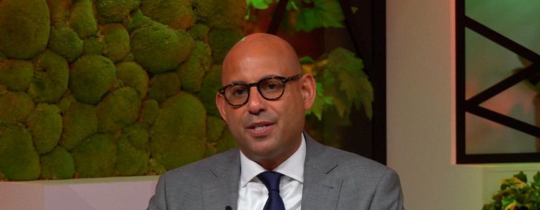 سيمون ستيل خلال مشاركته في 