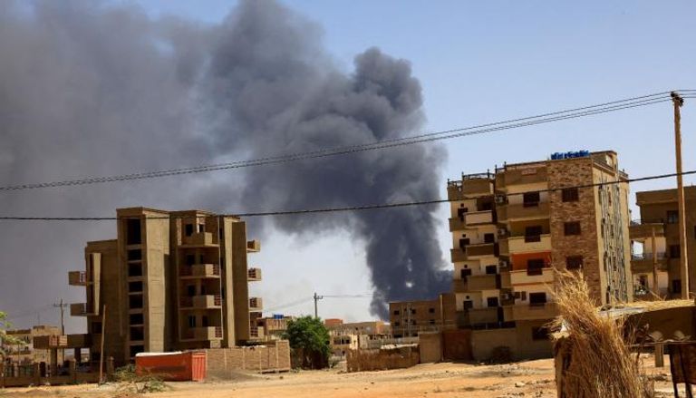 الدخان يتصاعد في سماء العاصمة السودانية الخرطوم
