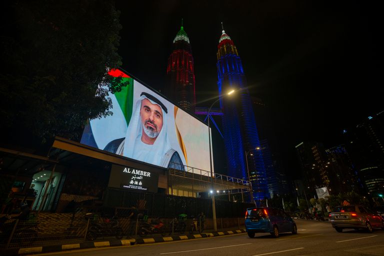 كوالالمبور تضيء برجي بتروناس التوأم بعلم دولة الإمارات