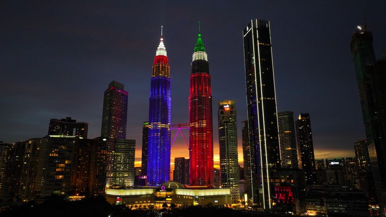 كوالالمبور تضيء برجي بتروناس التوأم بعلم دولة الإمارات