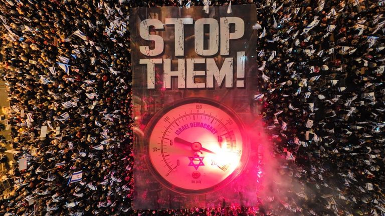 جانب من الاحتجاجات الليلة في تل أبيب