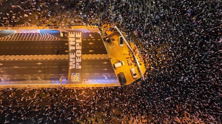 جانب من الاحتجاجات الليلة في تل أبيب