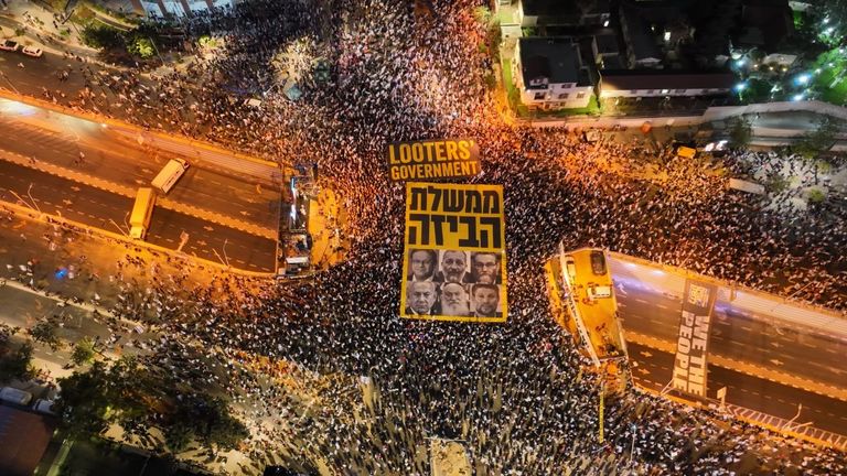 جانب من الاحتجاجات الليلة في تل أبيب