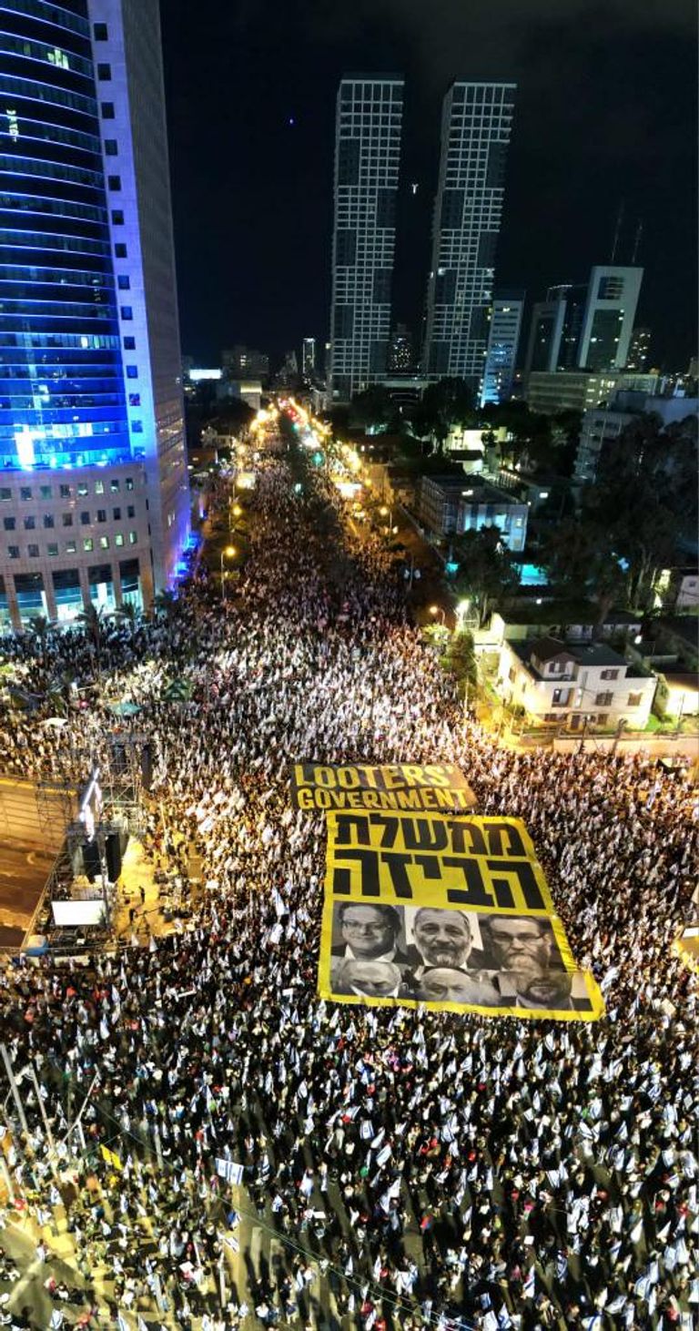 جانب من الاحتجاجات الليلة في تل أبيب