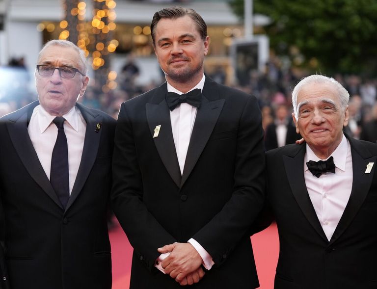 مخرج الفيلم مع نجوم هوليوود وصناع العمل