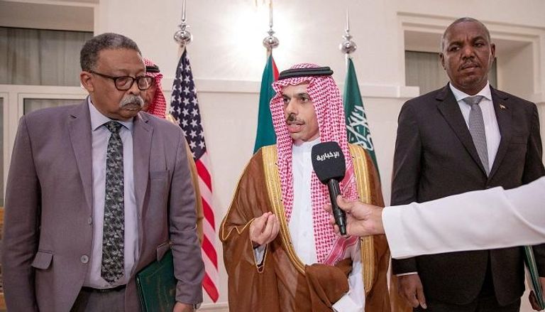 وزير الخارجية السعودي الأمير فيصل بن فرحان يتوسط ممثلي طرفي نزاع السودان