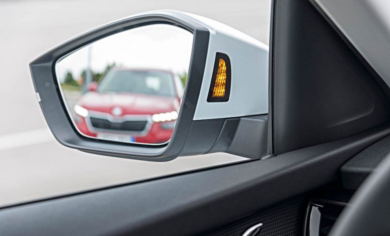 وظيفة منظم السرعات ومسافة الأمان الحفاظ على مسافة الأمان بين السيارة والمركبات