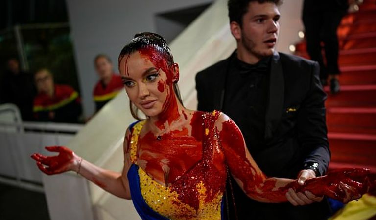 المرأة صاحبة العرض المثير