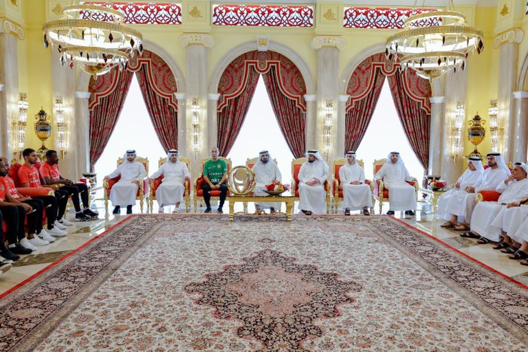 الشيخ محمد بن راشد آل مكتوم يستقبل فريق شباب الأهلي