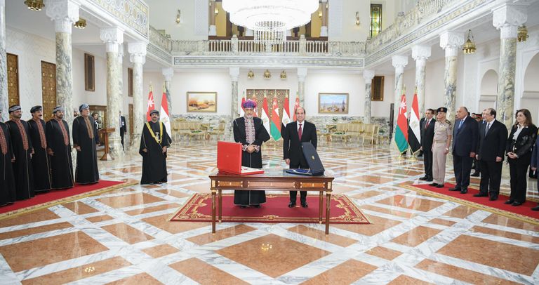 جانب من تبادل الأوسمة