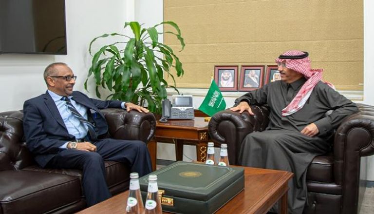 لقاء سابق بين السفير الصومالي والوزير السعودي لشؤون الدول الإفريقية سامي الصالح 