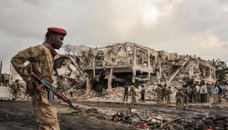 جندي صومالي قرب موقع تفجير في مقديشو - أرشيفية