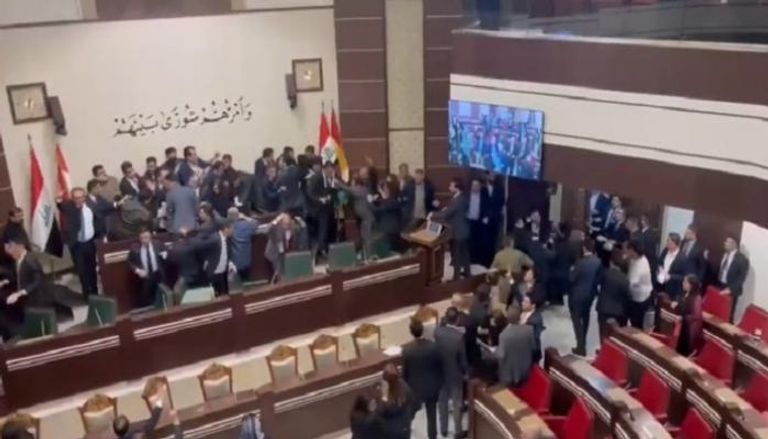 جانب من المقطع المتداول للعراك في برلمان كردستان العراق