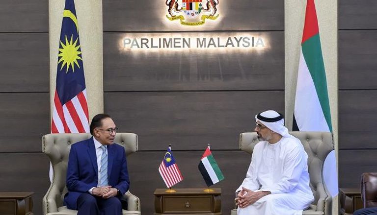 الشيخ خالد بن محمد بن زايد آل نهيان مع رئيس الوزراء الماليزي