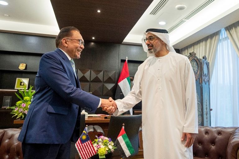 الشيخ خالد بن محمد بن زايد آل نهيان مع رئيس الوزراء الماليزي الشيخ خالد بن محمد بن زايد آل نهيان مع رئيس الوزراء الماليزي
