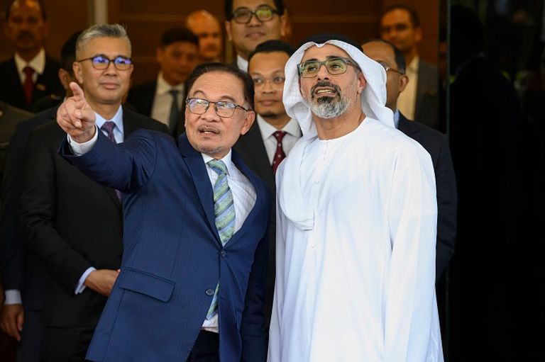 الشيخ خالد بن محمد بن زايد آل نهيان مع رئيس الوزراء الماليزي الشيخ خالد بن محمد بن زايد آل نهيان مع رئيس الوزراء الماليزي