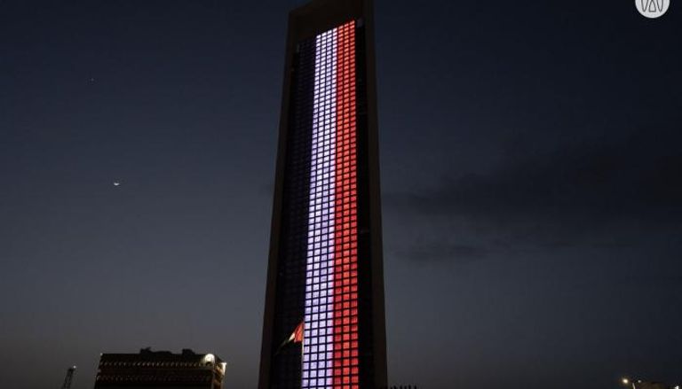 مبنى أدنوك في ⁧‫أبوظبي‬⁩ يضيء بألوان علم ⁧‫اليمن‬⁩ بمناسبة يومه الوطني