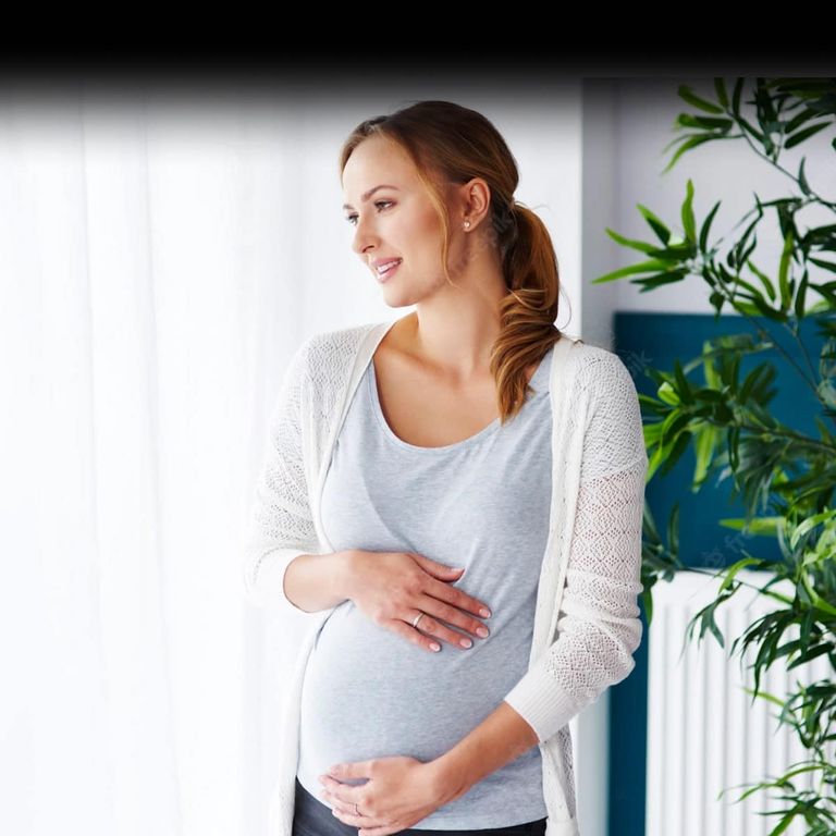 سيدة حامل تتنزه - أرشيفية