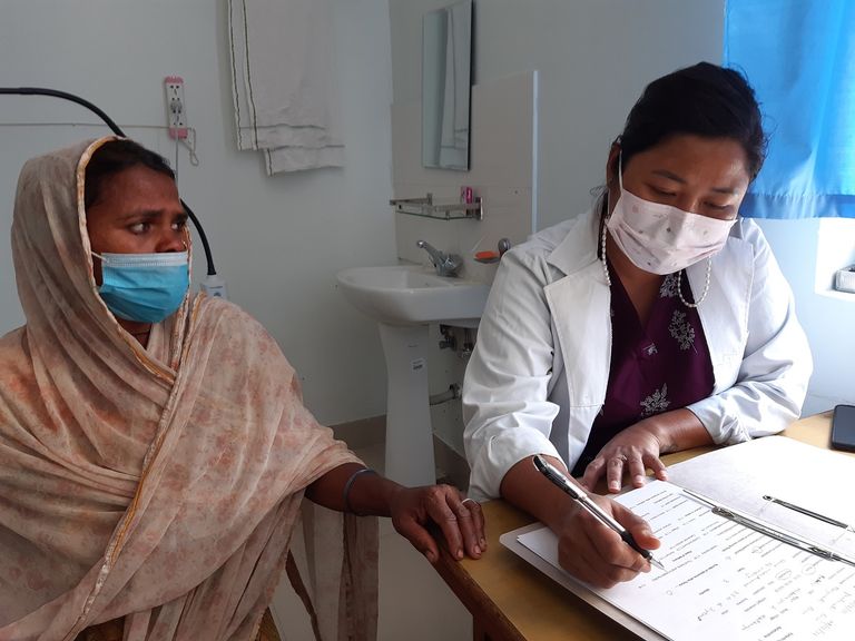 سيدة حامل تتنزه - أرشيفية