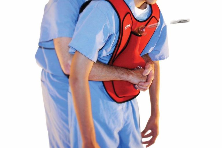 الطفلة مع أبيها داخل المحل قبل أن ينقذها الطبيب