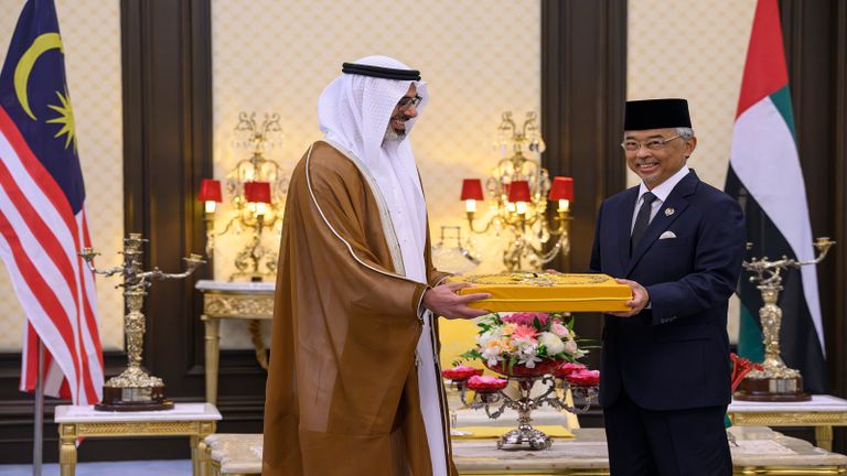 ملك ماليزيا يستقبل ولي عهد أبوظبي