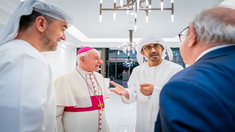 الشيخ عبدالله بن زايد آل نهيان يستقبل رئيس الأكاديمية البابوية للحياة