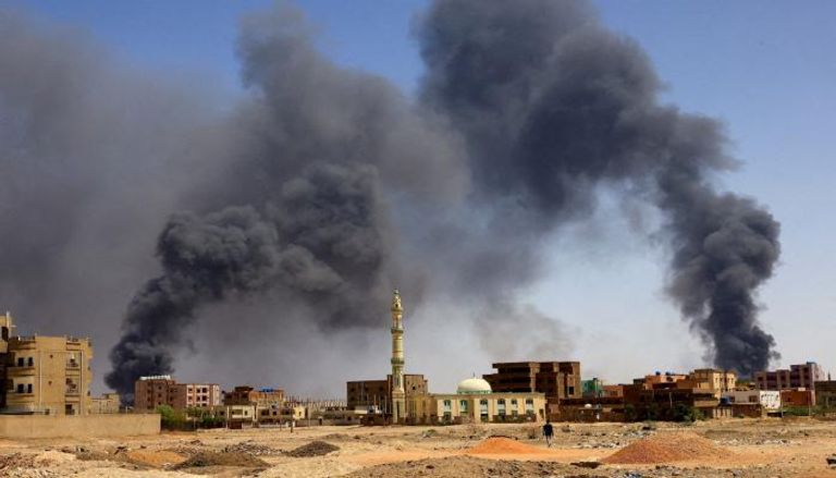 دخان فوق مباني مدينة الخرطوم بحري 