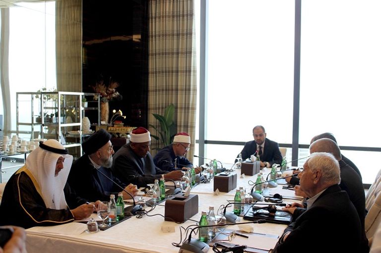 صورة تذكارية للمجتمعين