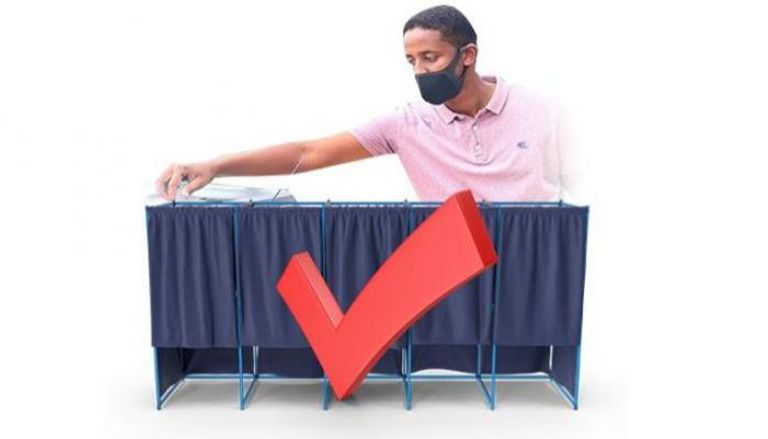 أحد الناخبين الصوماليين يدلي بصوته في استحقاق ديمقراطي