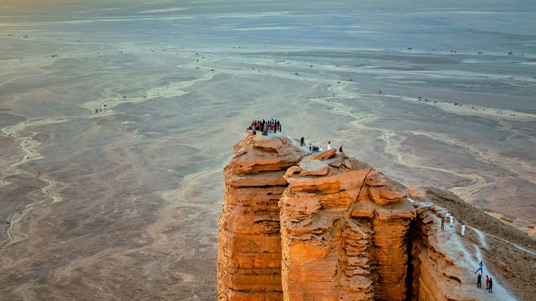 حافة نهاية العالم أحد أفضل أماكن السياحة الصحراوية في السعودية