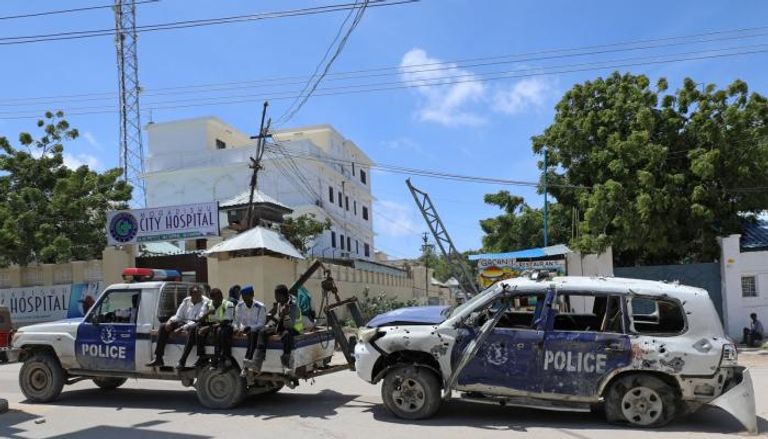 أفراد من الشرطة الصومالية تسحب مركبتها تضررت في انفجار سابق