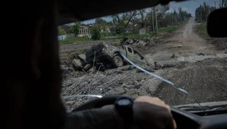 قوات أوكرانية على طريق خارج باخموت