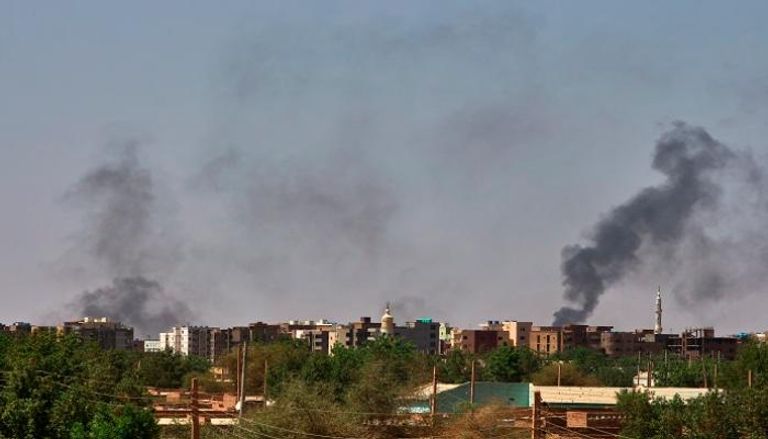 تصاعد الأدخنة جراء القتال في السودان - فرانس برس