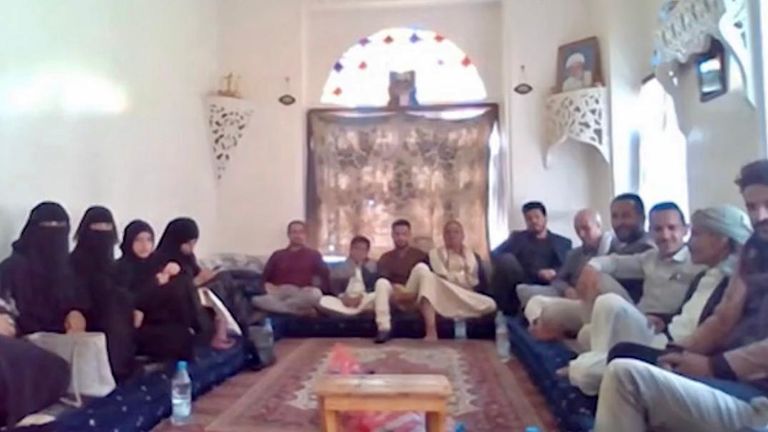 جانب من اقتحام مليشيات الحوثي للاجتماع السنوي للطائفة البهائية