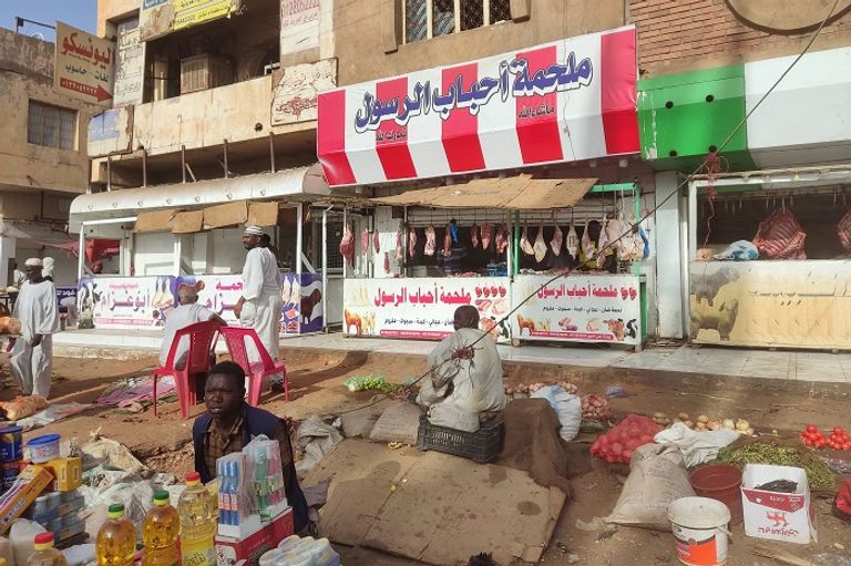 باعة يفترشون الأرض ببضائعهم في الخرطوم - الفرنسية
