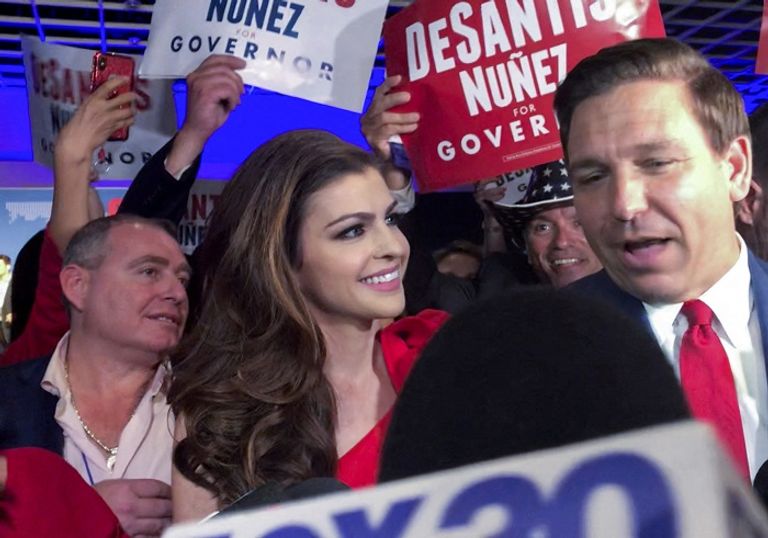 ديسانتيس وزوجته ديسانتيس خلال إعلانه الترشح للرئاسة - رويترز