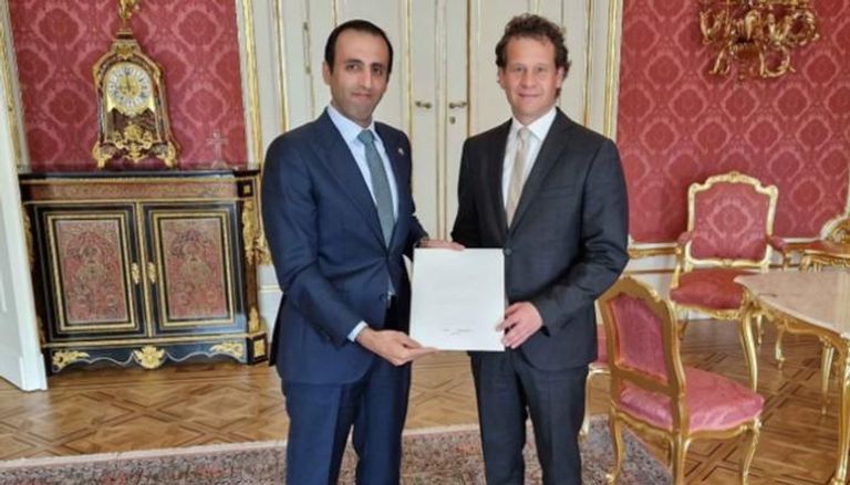 سفير دولة الإمارات لدى المجر، يسلم الدعوة للمستشار الدبلوماسي لرئيسة المجر