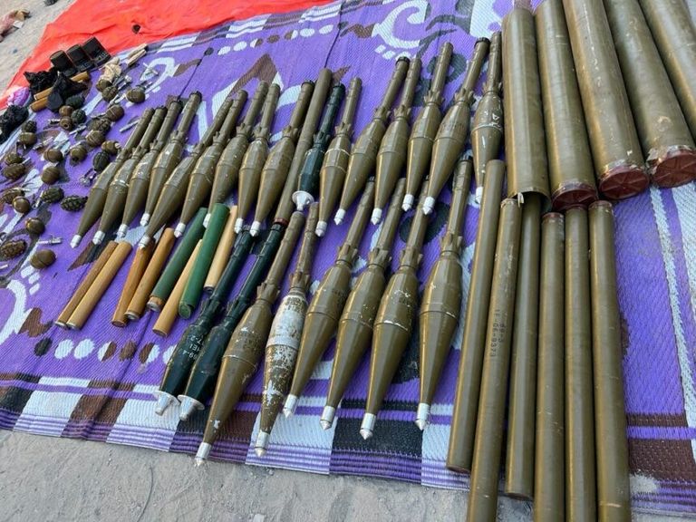 جانب من الأسلحة و المتفجرات المضبوطة جانب من الأسلحة والمتفجرات المضبوطة