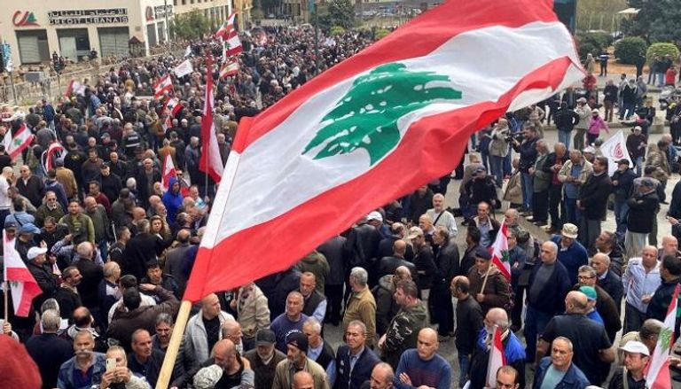لبنانيون يتظاهرون في ساحة رياض الصلح ببيروت - رويترز
