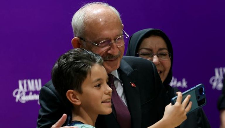 طفل يلتقط صورة مع مرشح المعارضة كمال كليجدار أوغلو