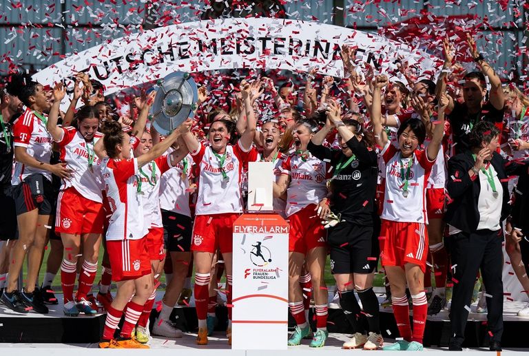 فريق بايرن ميونخ للسيدات بطل الدوري الألماني الدوري الألماني للسيدات