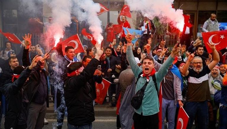أتراك يحتفلون بعد انتهاء يوم التصويت في جولة الحسم