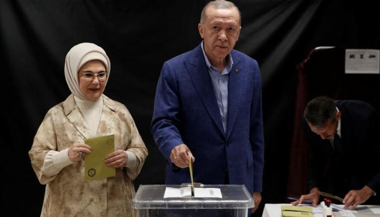 أردوغان يدلي بصوته في الانتخابات