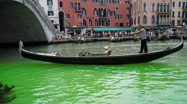 مياه البندقية بعدتغير لونها