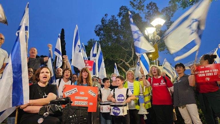 جانب من الاحتجاجات الليلة في تل أبيب