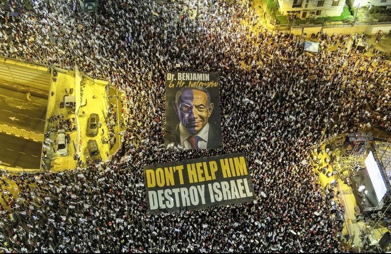 جانب من الاحتجاجات الليلة في تل أبيب