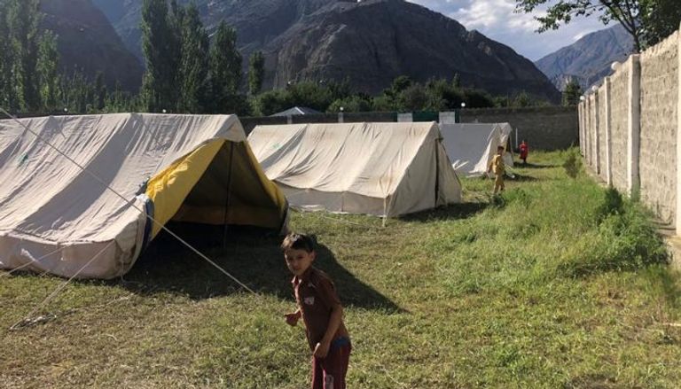 صورة طفل أمام عند الملاجئ، في وادي بوبور، باكستان، تصوير: مُظفر فقير، بإذن خاص للعين الإخبارية. تصوير: مُظفر فقير، بإذن خاص لـ