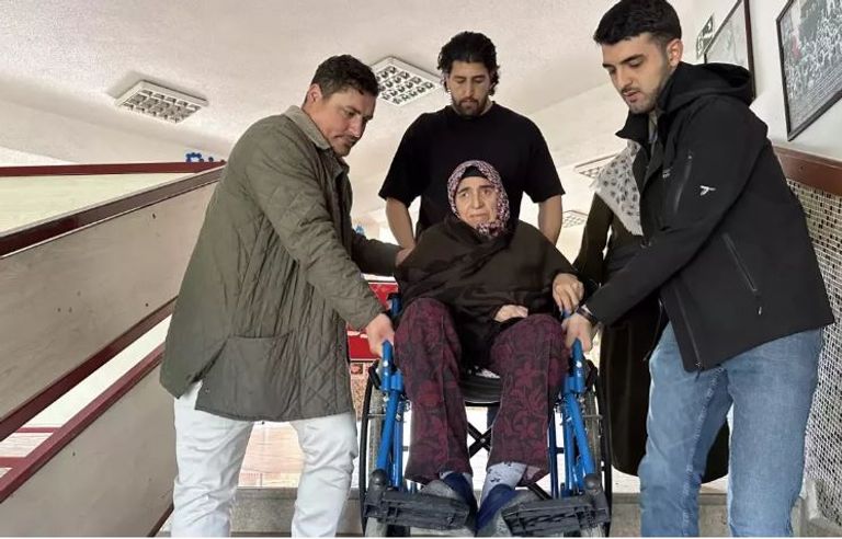 ناخب مسن داخل مركز للاقتراع بتركيا - رويترز